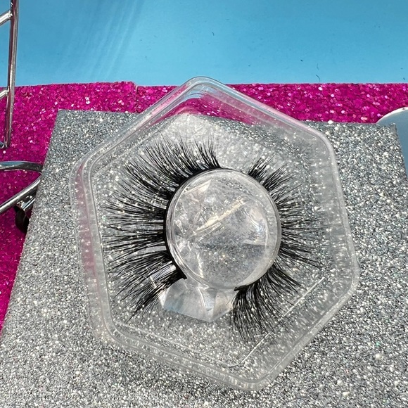 Eyelashes - Picture 4 of 5